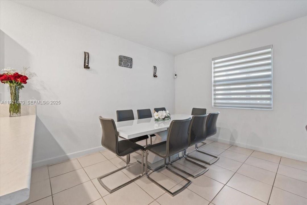 En Venta: $410,000 (4 camas, 2 baños, 1820 Pies cuadrados)