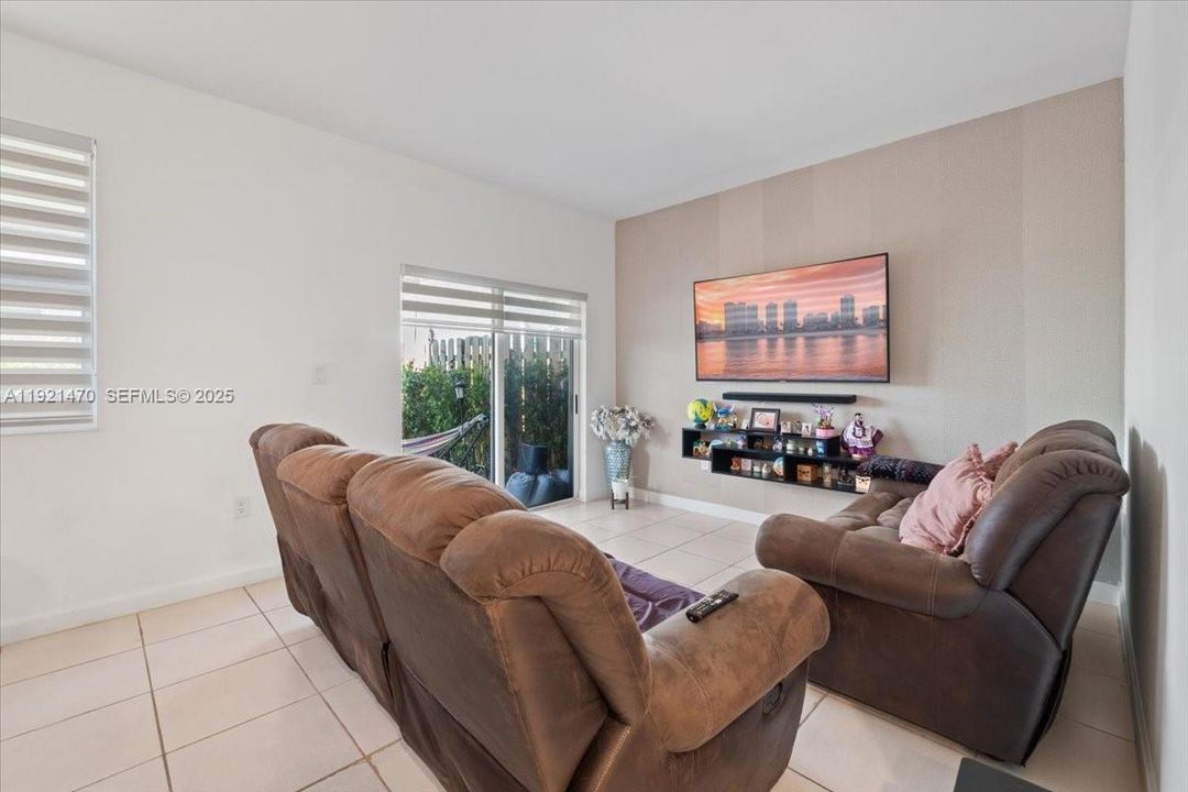 En Venta: $410,000 (4 camas, 2 baños, 1820 Pies cuadrados)