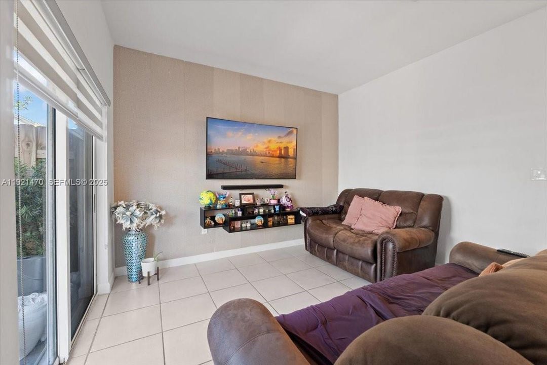 En Venta: $410,000 (4 camas, 2 baños, 1820 Pies cuadrados)