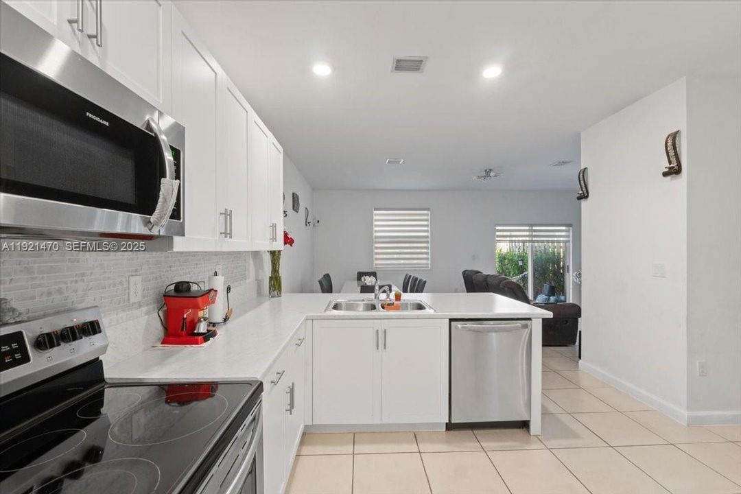 En Venta: $410,000 (4 camas, 2 baños, 1820 Pies cuadrados)