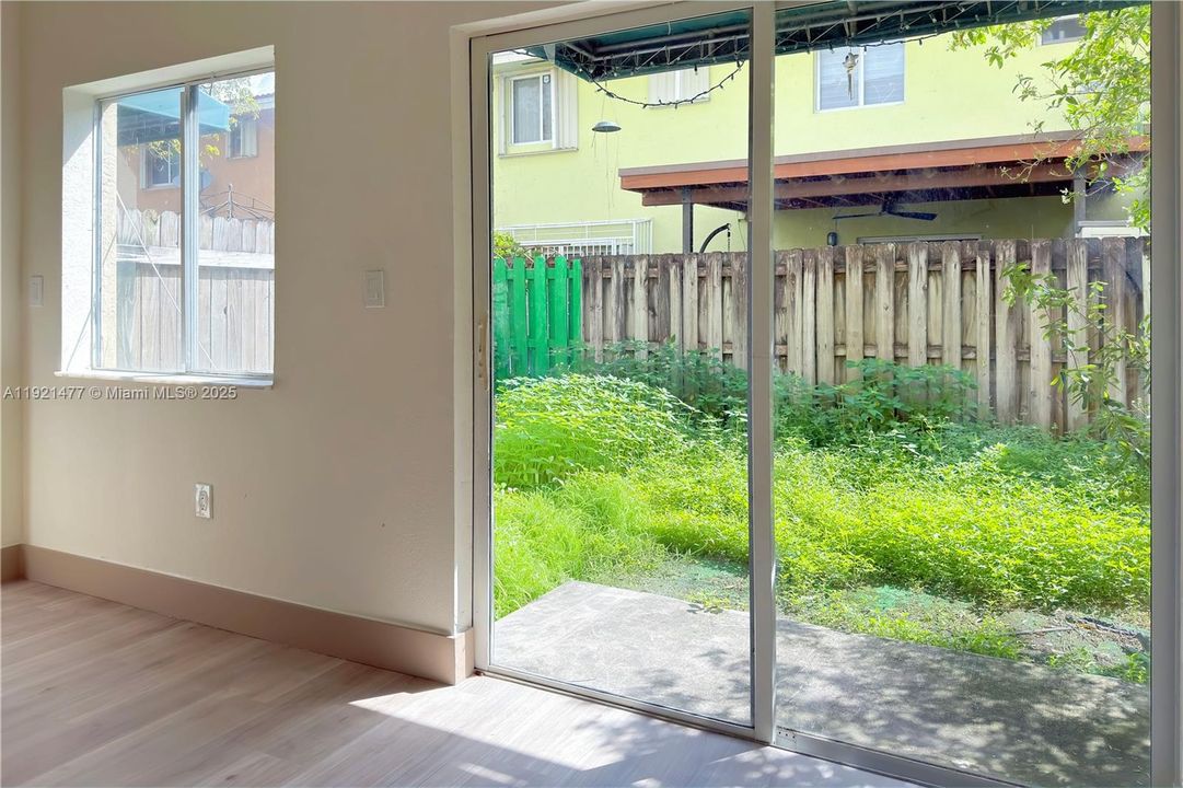 Под контрактом: $340,000 (2 спален, 2 ванн, 900 Квадратных фут)