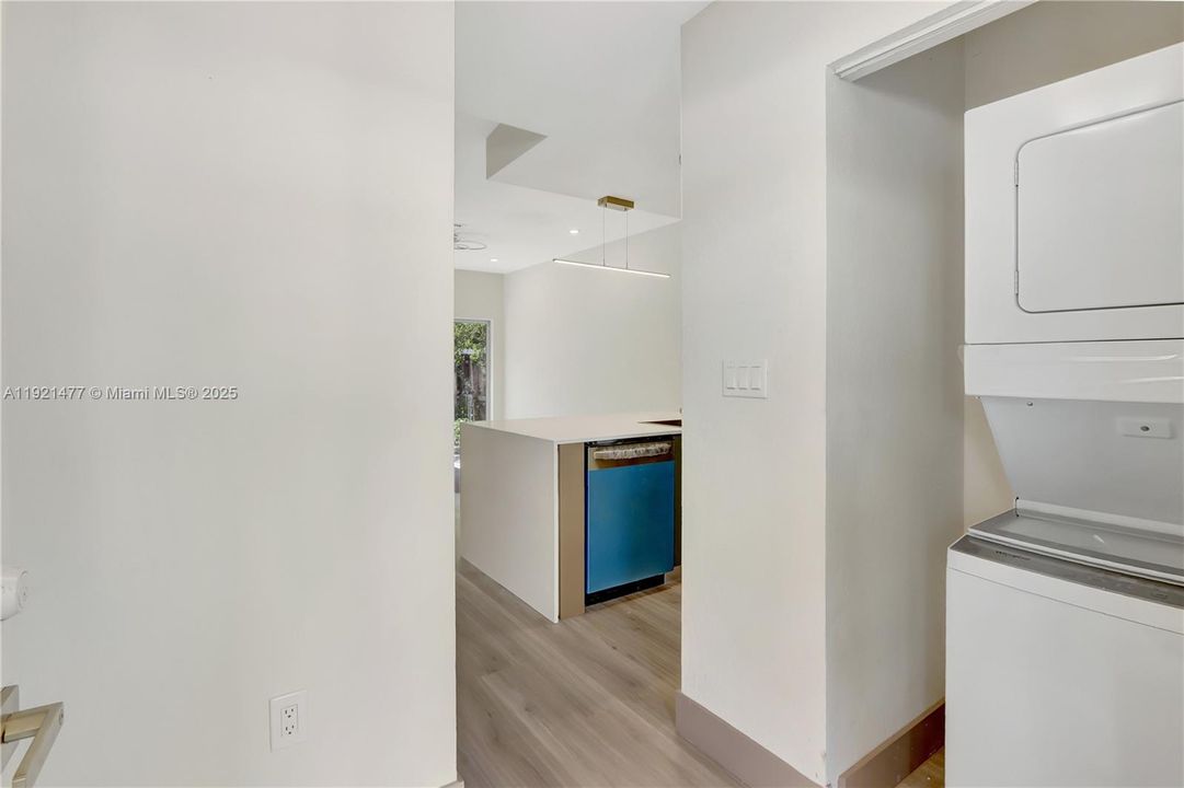 Под контрактом: $340,000 (2 спален, 2 ванн, 900 Квадратных фут)