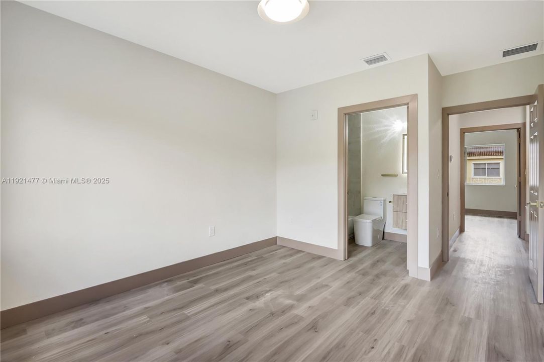 Под контрактом: $340,000 (2 спален, 2 ванн, 900 Квадратных фут)