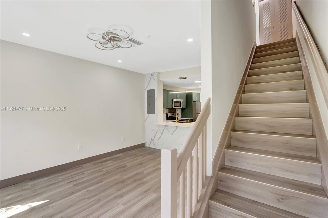 Под контрактом: $340,000 (2 спален, 2 ванн, 900 Квадратных фут)