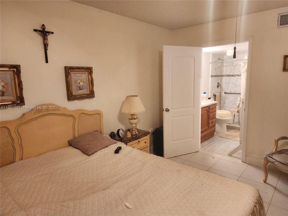 For Sale: $220,000 (2 beds, 2 baths, 852 Square Feet)