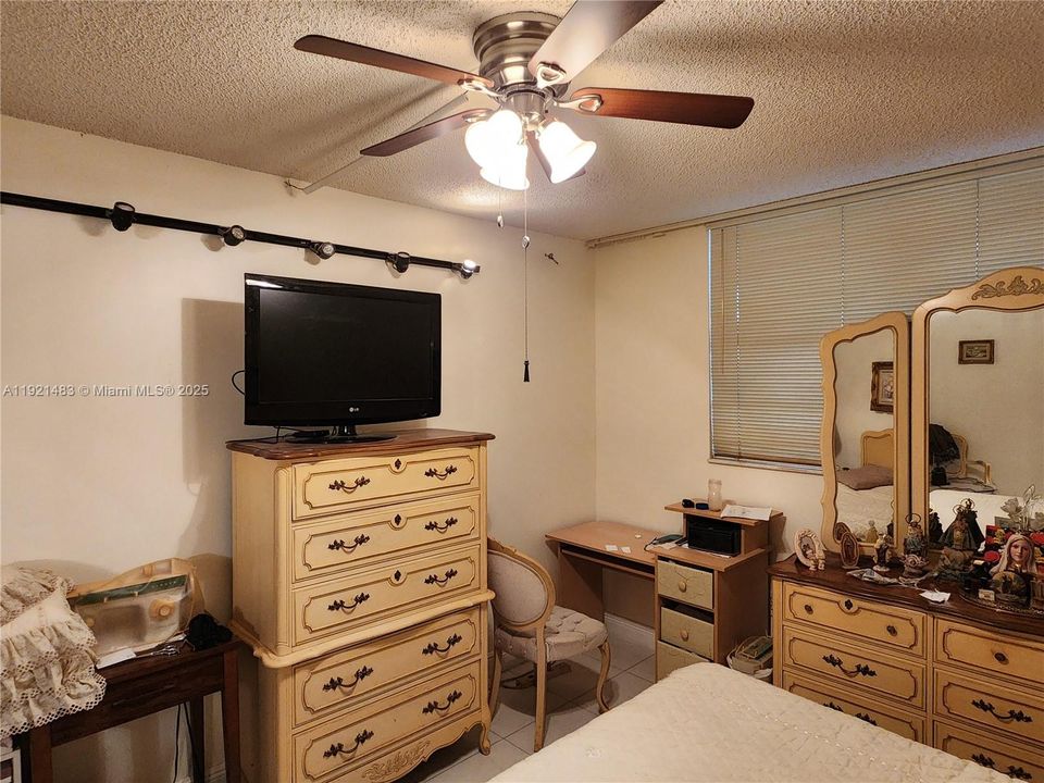 For Sale: $220,000 (2 beds, 2 baths, 852 Square Feet)