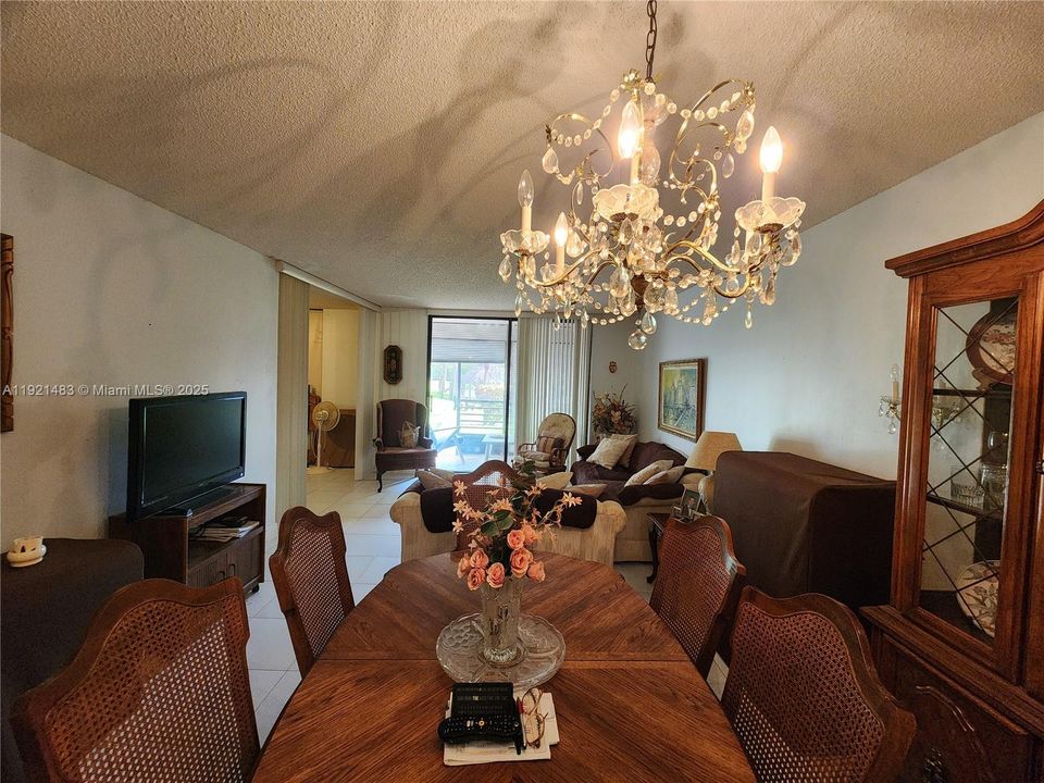 For Sale: $220,000 (2 beds, 2 baths, 852 Square Feet)