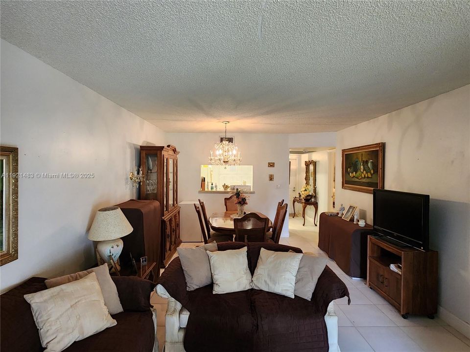 For Sale: $220,000 (2 beds, 2 baths, 852 Square Feet)