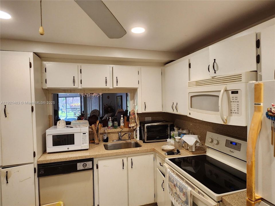 For Sale: $220,000 (2 beds, 2 baths, 852 Square Feet)