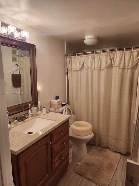 For Sale: $220,000 (2 beds, 2 baths, 852 Square Feet)