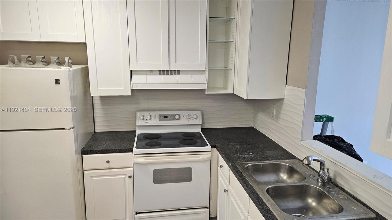 For Rent: $1,900 (1 beds, 1 baths, 940 Square Feet)