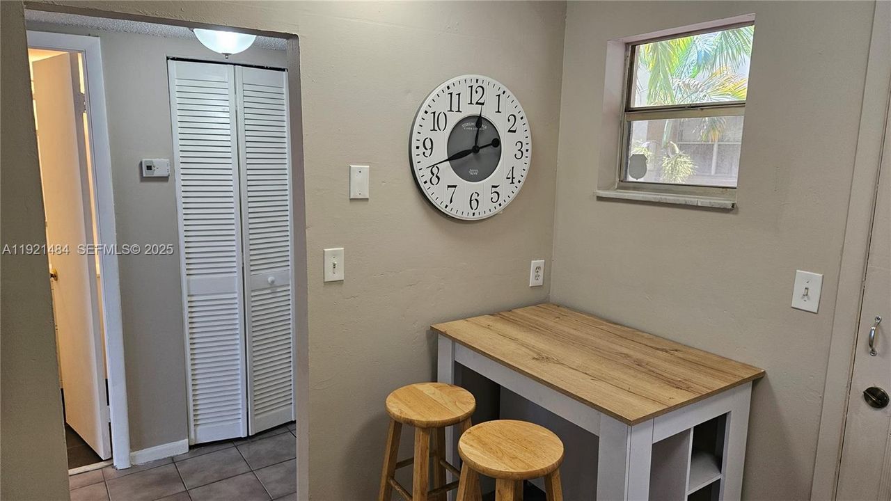 For Rent: $1,900 (1 beds, 1 baths, 940 Square Feet)