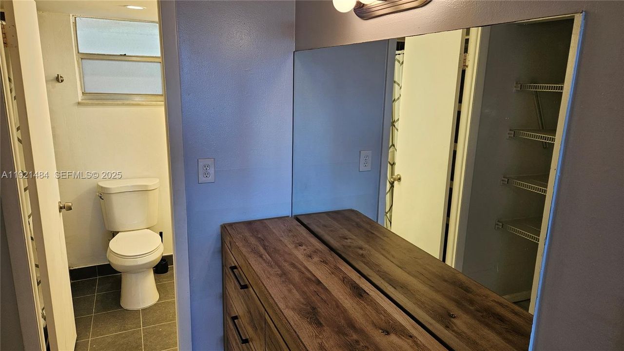 For Rent: $1,900 (1 beds, 1 baths, 940 Square Feet)