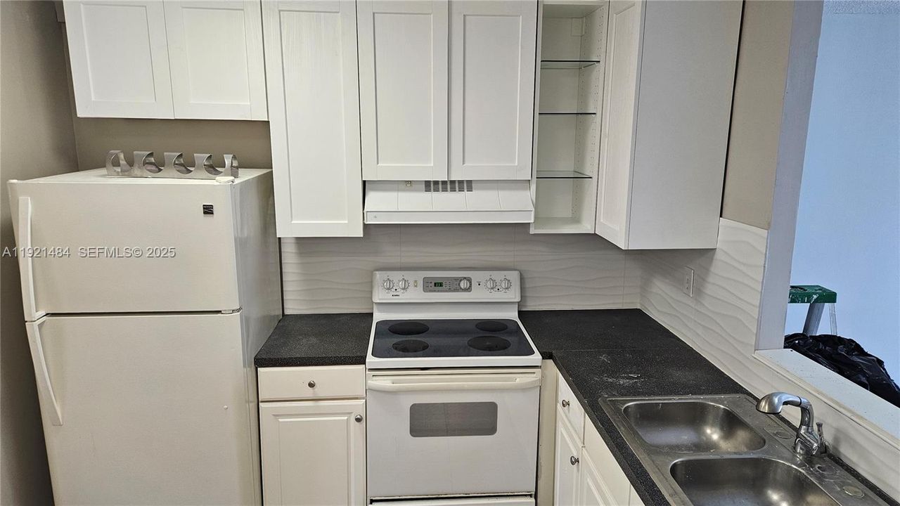 For Rent: $1,900 (1 beds, 1 baths, 940 Square Feet)