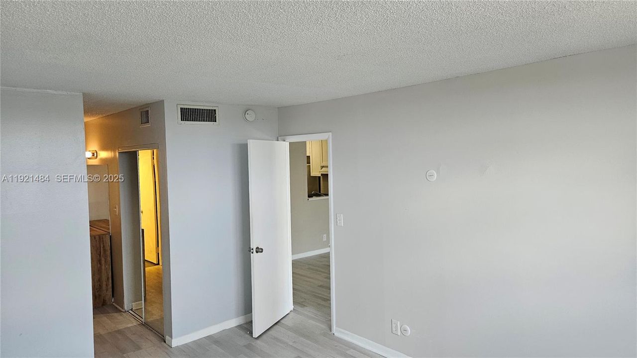 For Rent: $1,900 (1 beds, 1 baths, 940 Square Feet)