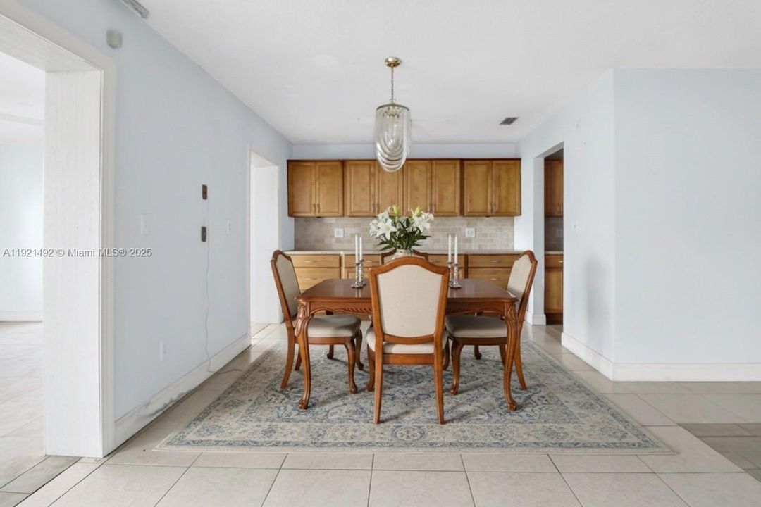 待售: $383,000 (2 贝兹, 2 浴室, 1308 平方英尺)