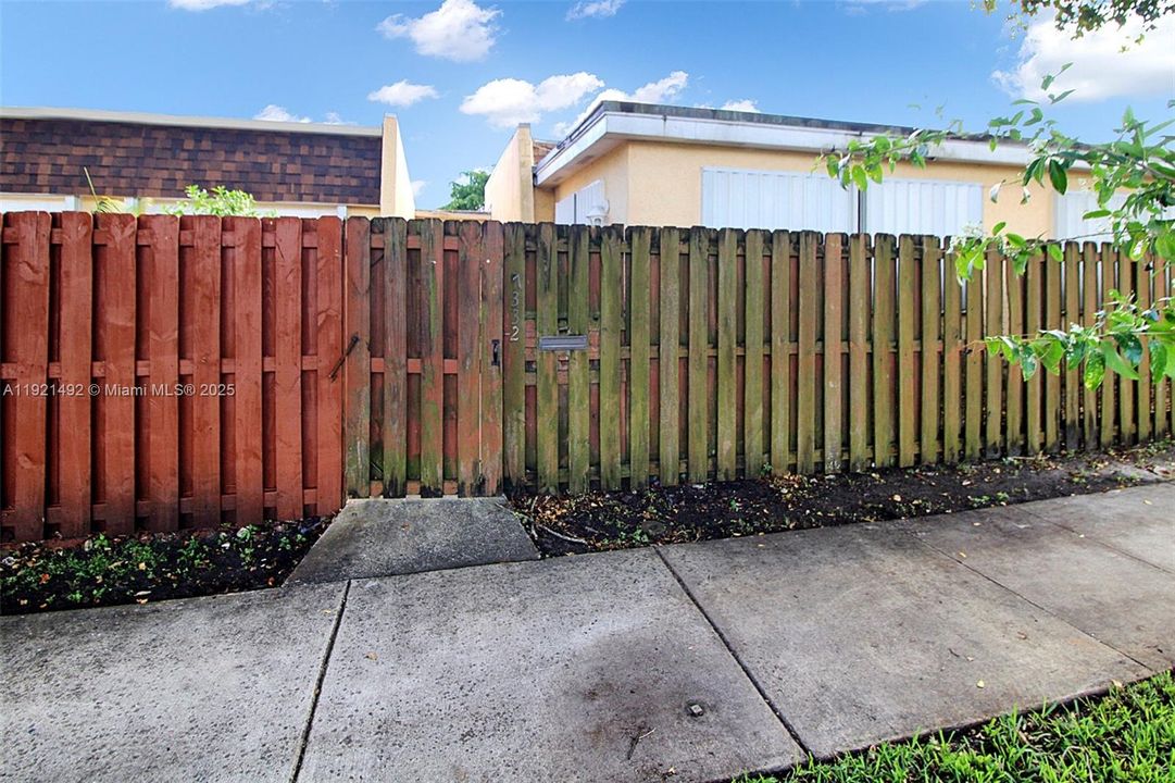 待售: $383,000 (2 贝兹, 2 浴室, 1308 平方英尺)