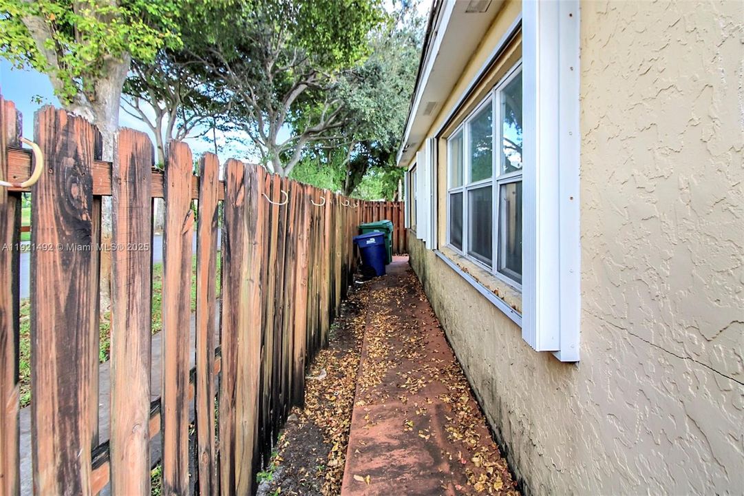 待售: $383,000 (2 贝兹, 2 浴室, 1308 平方英尺)