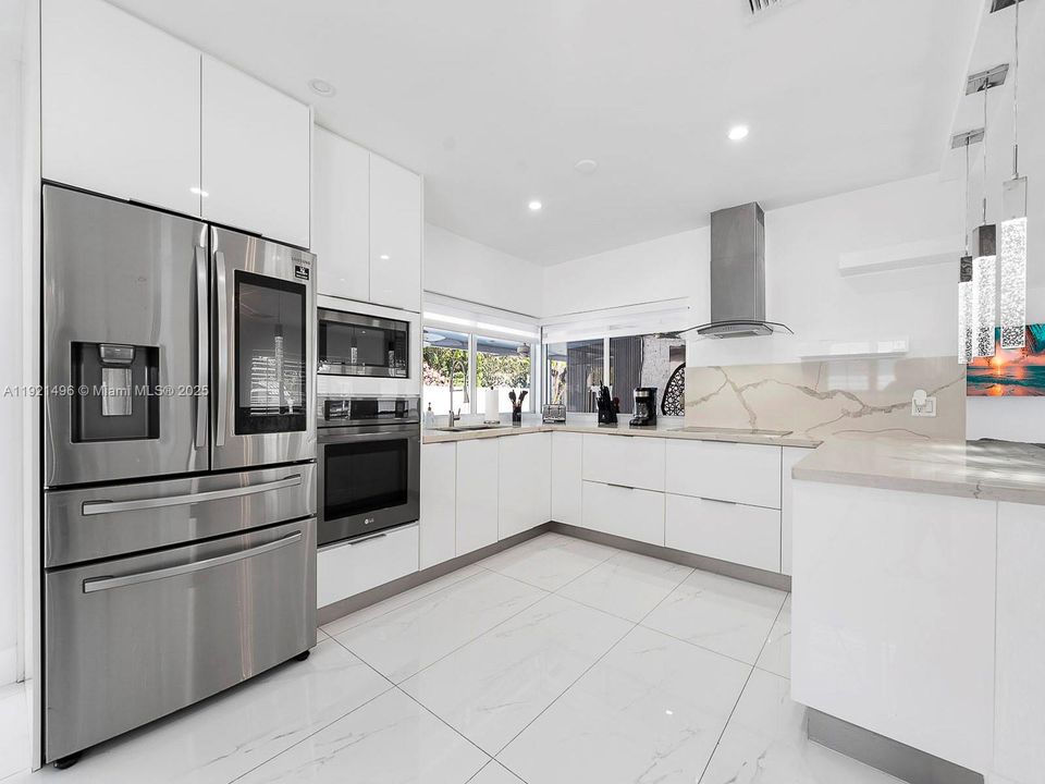 For Sale: $1,100,000 (3 beds, 2 baths, 1833 Square Feet)