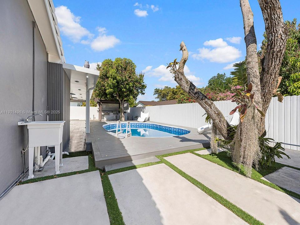 For Sale: $1,100,000 (3 beds, 2 baths, 1833 Square Feet)