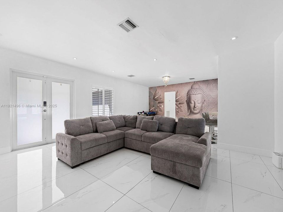 For Sale: $1,100,000 (3 beds, 2 baths, 1833 Square Feet)