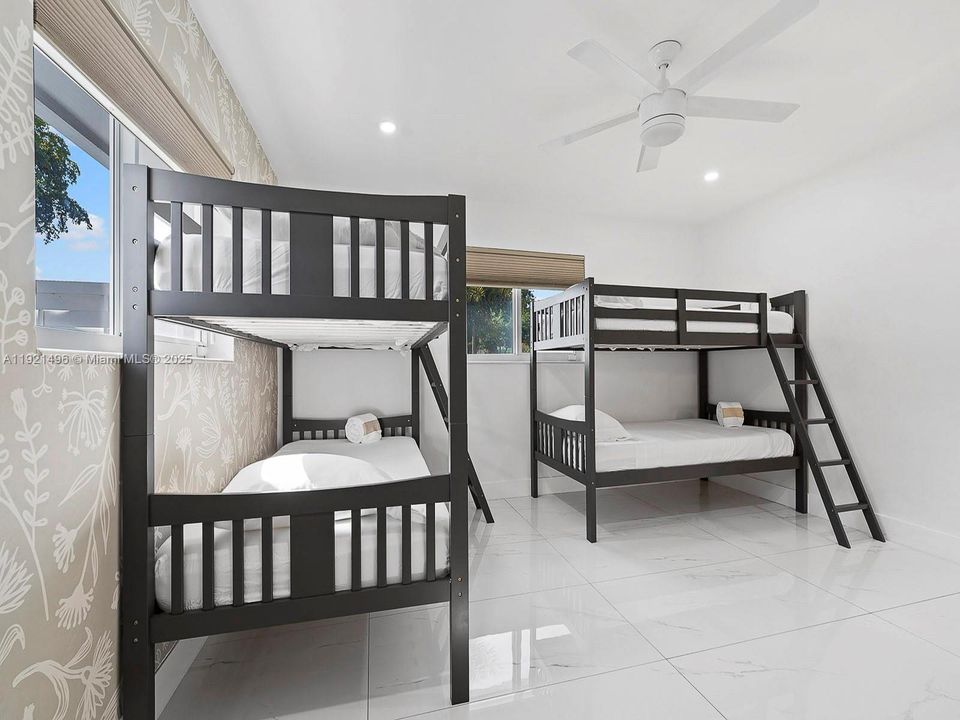 For Sale: $1,100,000 (3 beds, 2 baths, 1833 Square Feet)