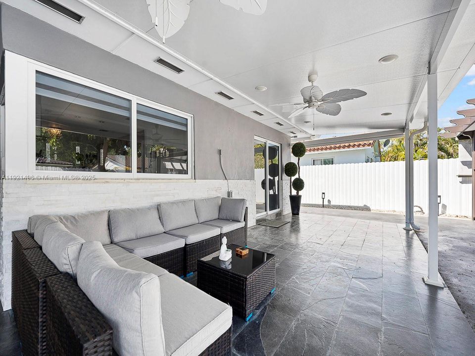 For Sale: $1,100,000 (3 beds, 2 baths, 1833 Square Feet)