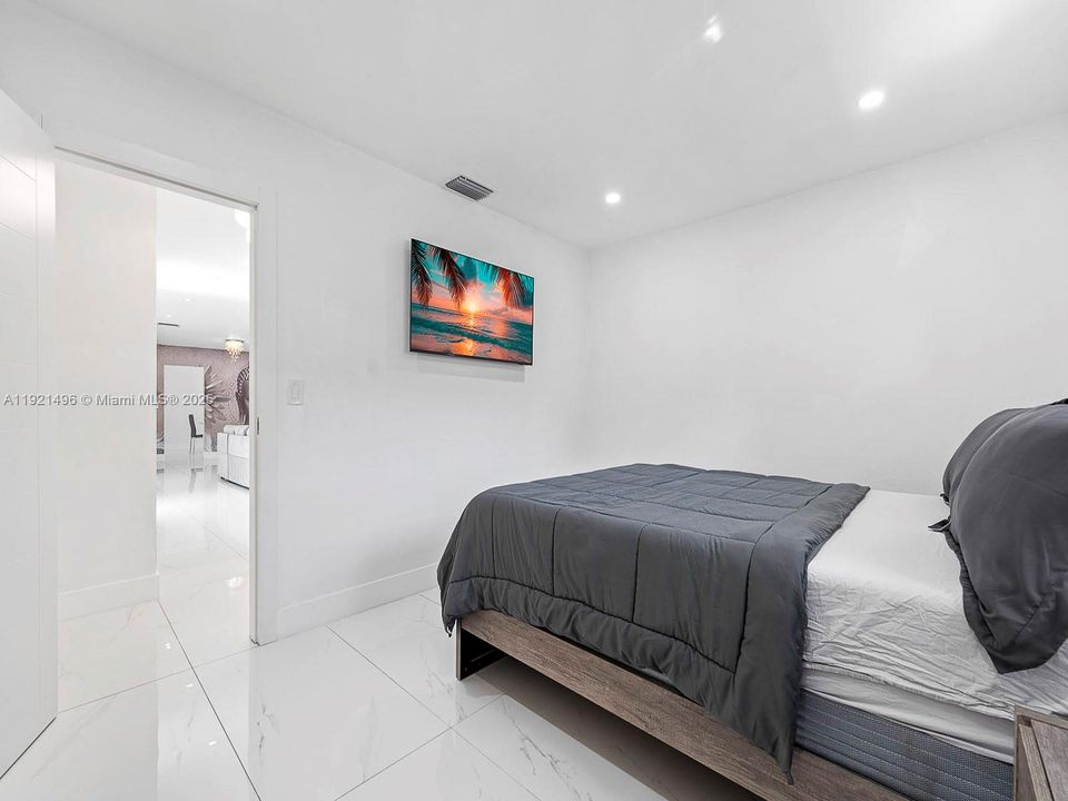 For Sale: $1,100,000 (3 beds, 2 baths, 1833 Square Feet)