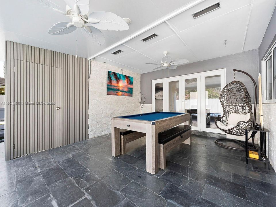 For Sale: $1,100,000 (3 beds, 2 baths, 1833 Square Feet)