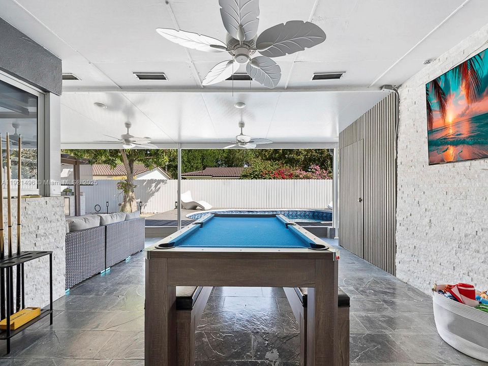 For Sale: $1,100,000 (3 beds, 2 baths, 1833 Square Feet)