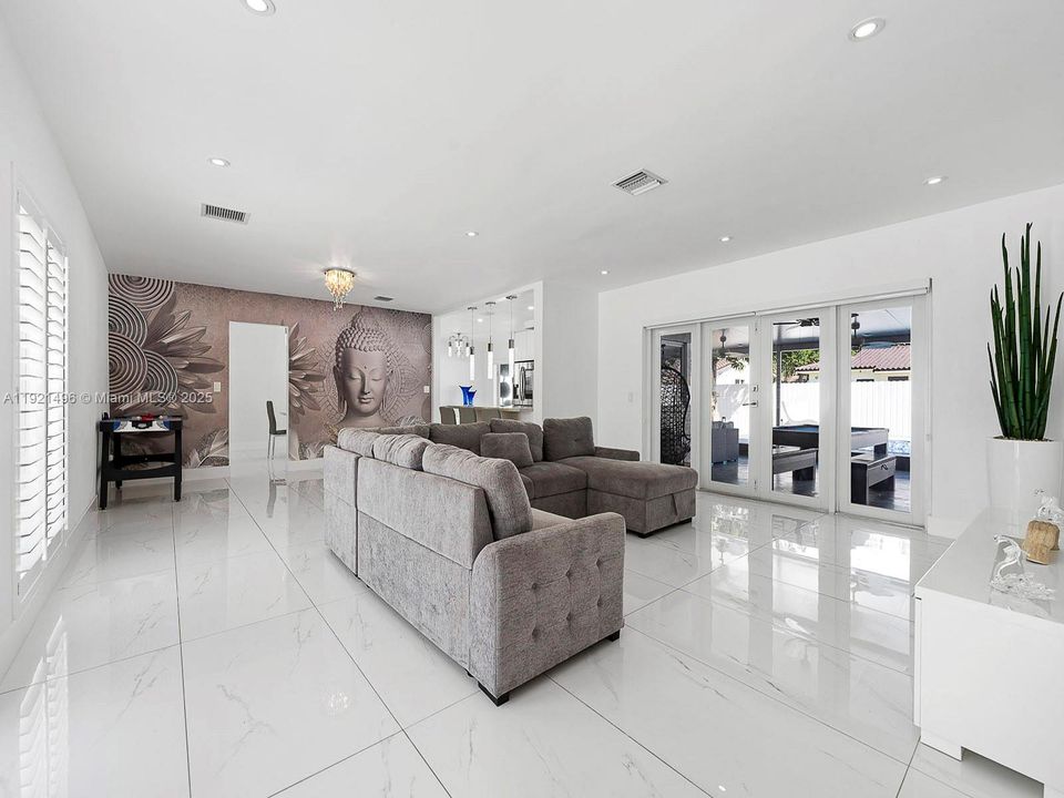 For Sale: $1,100,000 (3 beds, 2 baths, 1833 Square Feet)