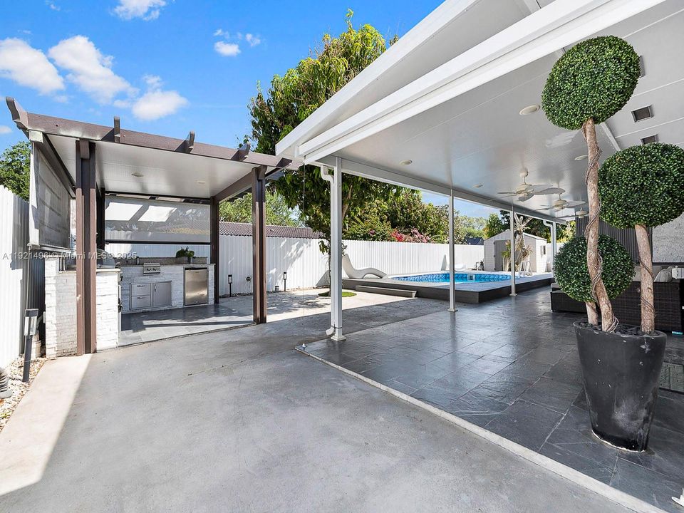 For Sale: $1,100,000 (3 beds, 2 baths, 1833 Square Feet)