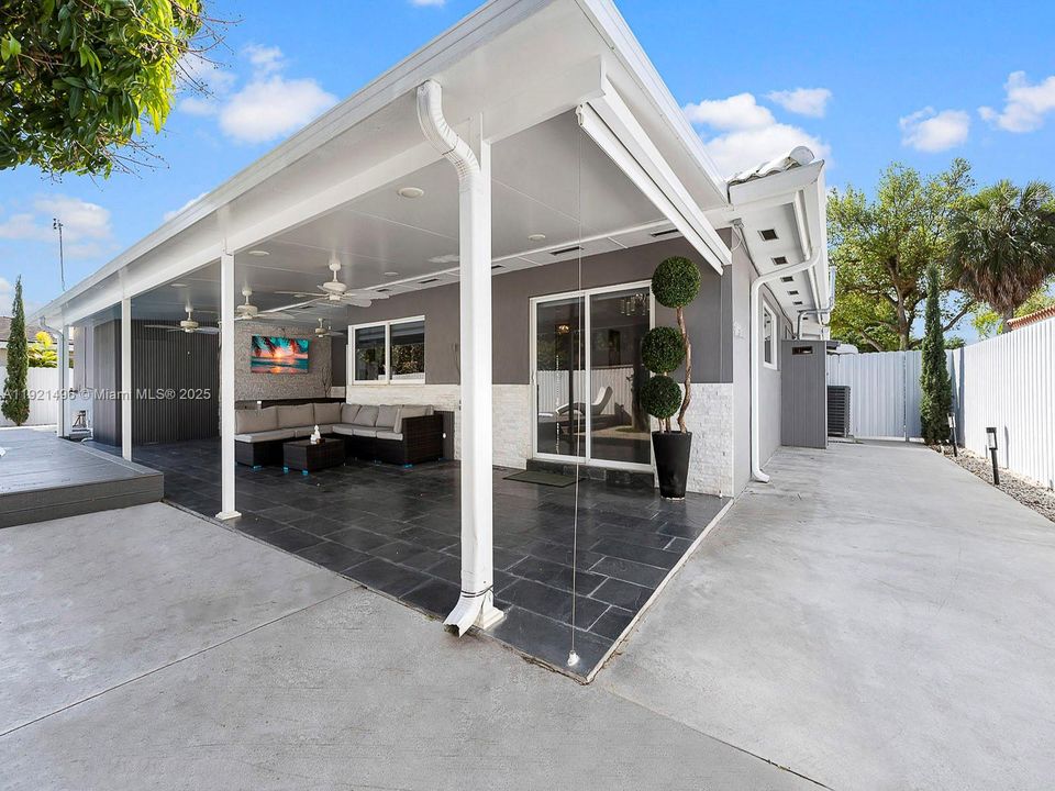 For Sale: $1,100,000 (3 beds, 2 baths, 1833 Square Feet)