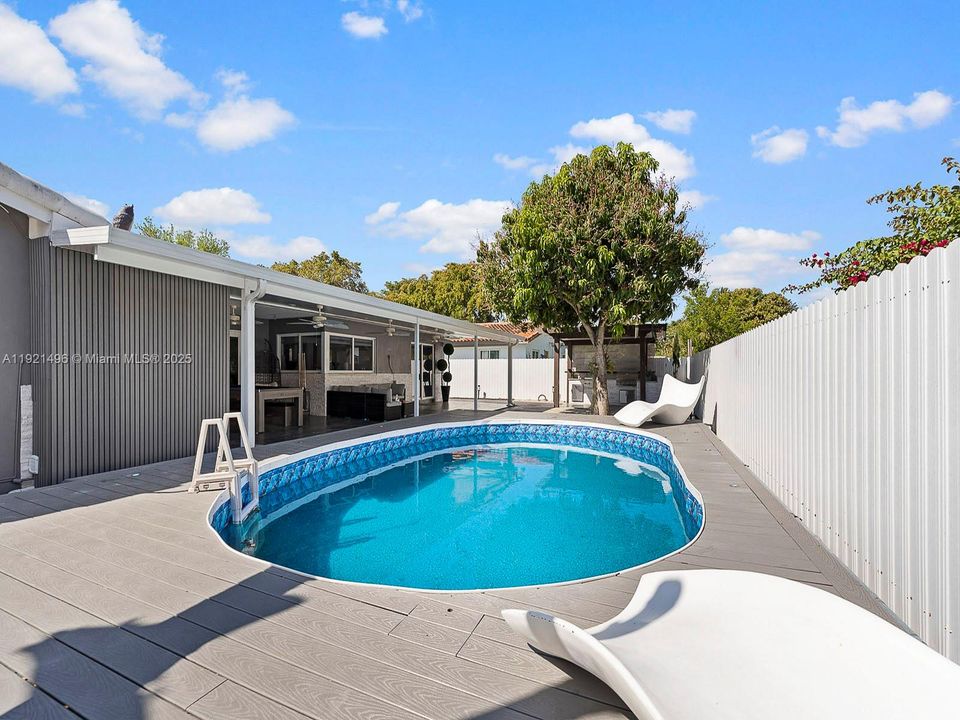 For Sale: $1,100,000 (3 beds, 2 baths, 1833 Square Feet)