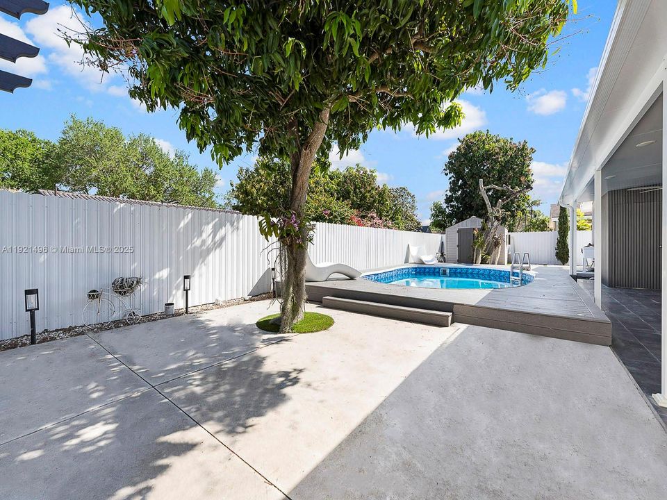 For Sale: $1,100,000 (3 beds, 2 baths, 1833 Square Feet)