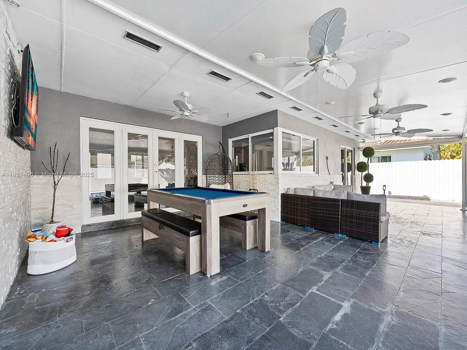 For Sale: $1,100,000 (3 beds, 2 baths, 1833 Square Feet)