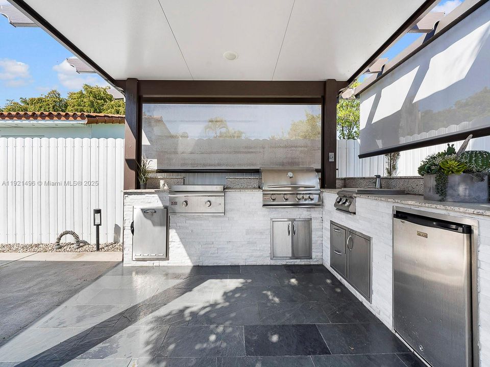 For Sale: $1,100,000 (3 beds, 2 baths, 1833 Square Feet)