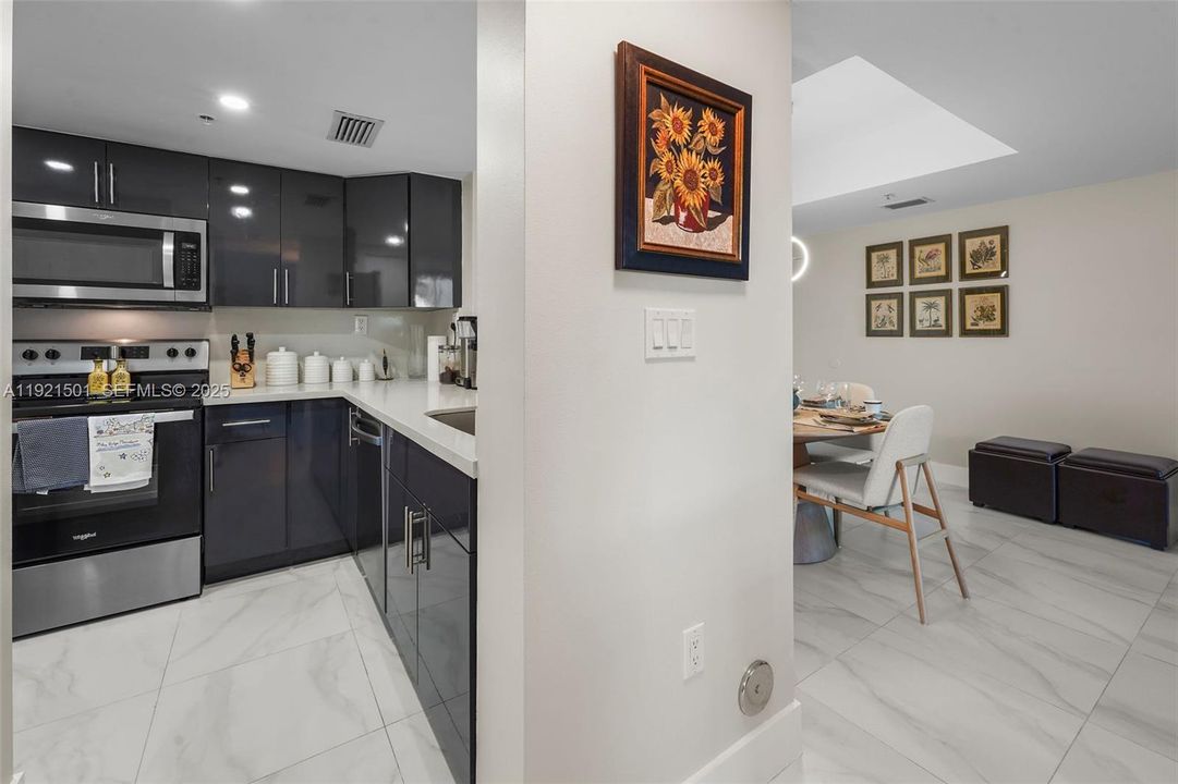 For Sale: $499,000 (1 beds, 1 baths, 746 Square Feet)