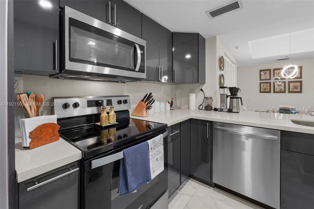 For Sale: $499,000 (1 beds, 1 baths, 746 Square Feet)