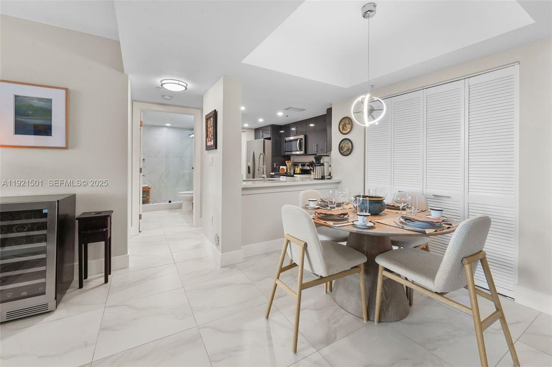 For Sale: $499,000 (1 beds, 1 baths, 746 Square Feet)