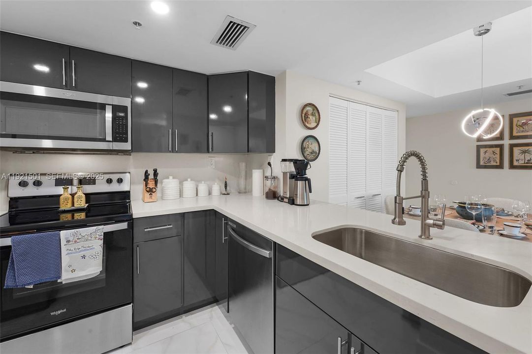 For Sale: $499,000 (1 beds, 1 baths, 746 Square Feet)