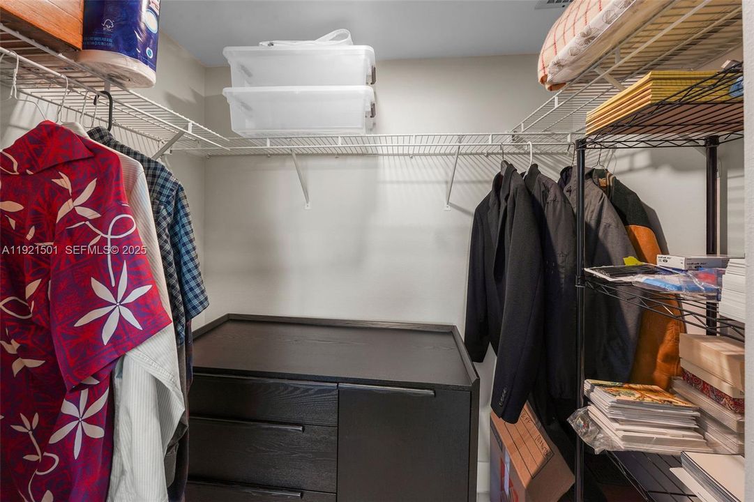 For Sale: $499,000 (1 beds, 1 baths, 746 Square Feet)