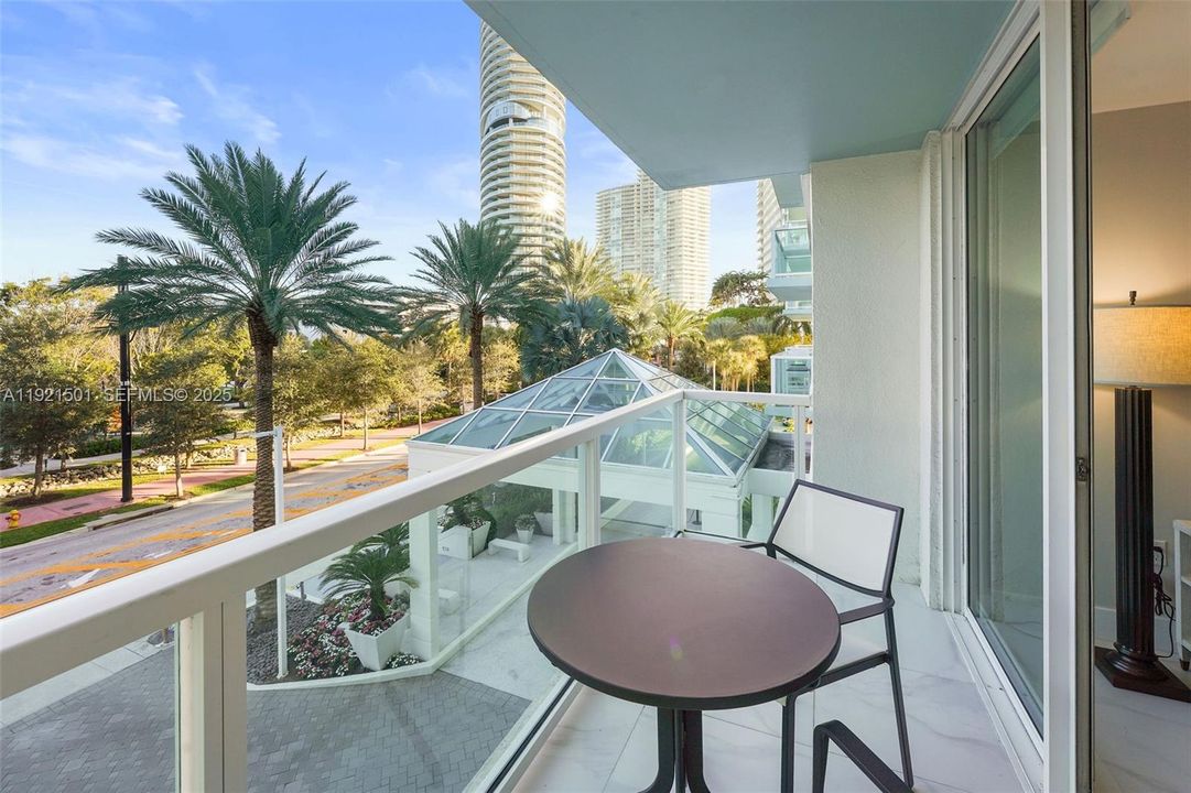 For Sale: $499,000 (1 beds, 1 baths, 746 Square Feet)