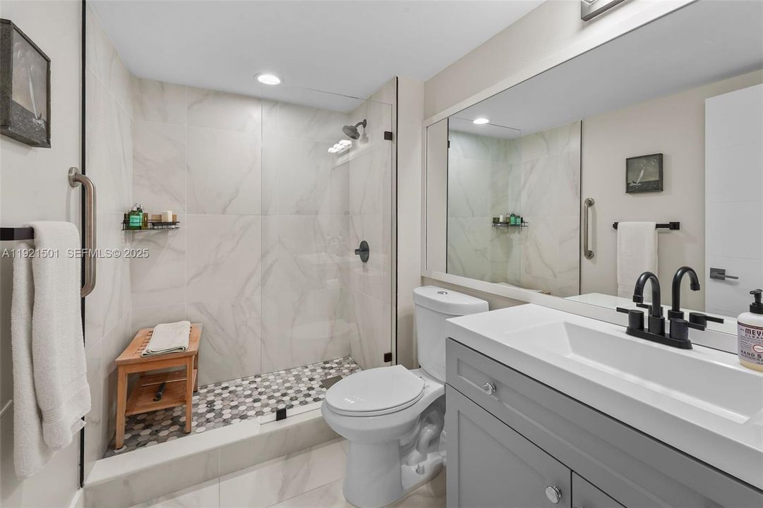 For Sale: $499,000 (1 beds, 1 baths, 746 Square Feet)