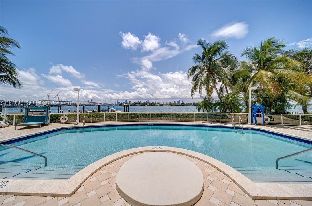 For Sale: $499,000 (1 beds, 1 baths, 746 Square Feet)