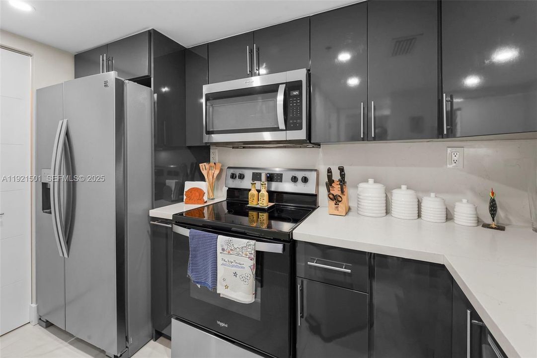 For Sale: $499,000 (1 beds, 1 baths, 746 Square Feet)