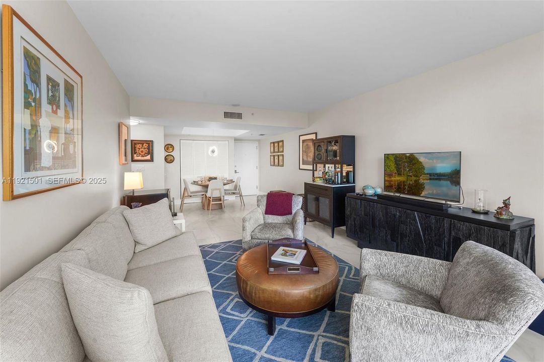 For Sale: $499,000 (1 beds, 1 baths, 746 Square Feet)