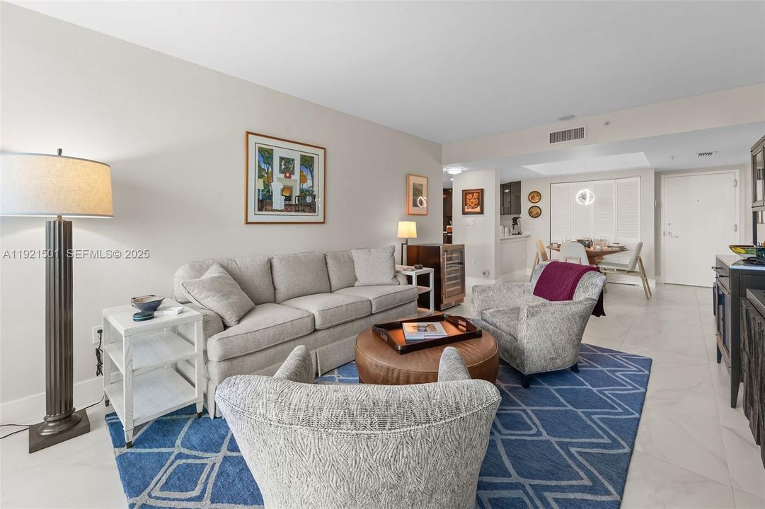 For Sale: $499,000 (1 beds, 1 baths, 746 Square Feet)