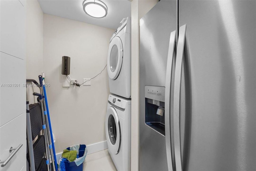 For Sale: $499,000 (1 beds, 1 baths, 746 Square Feet)