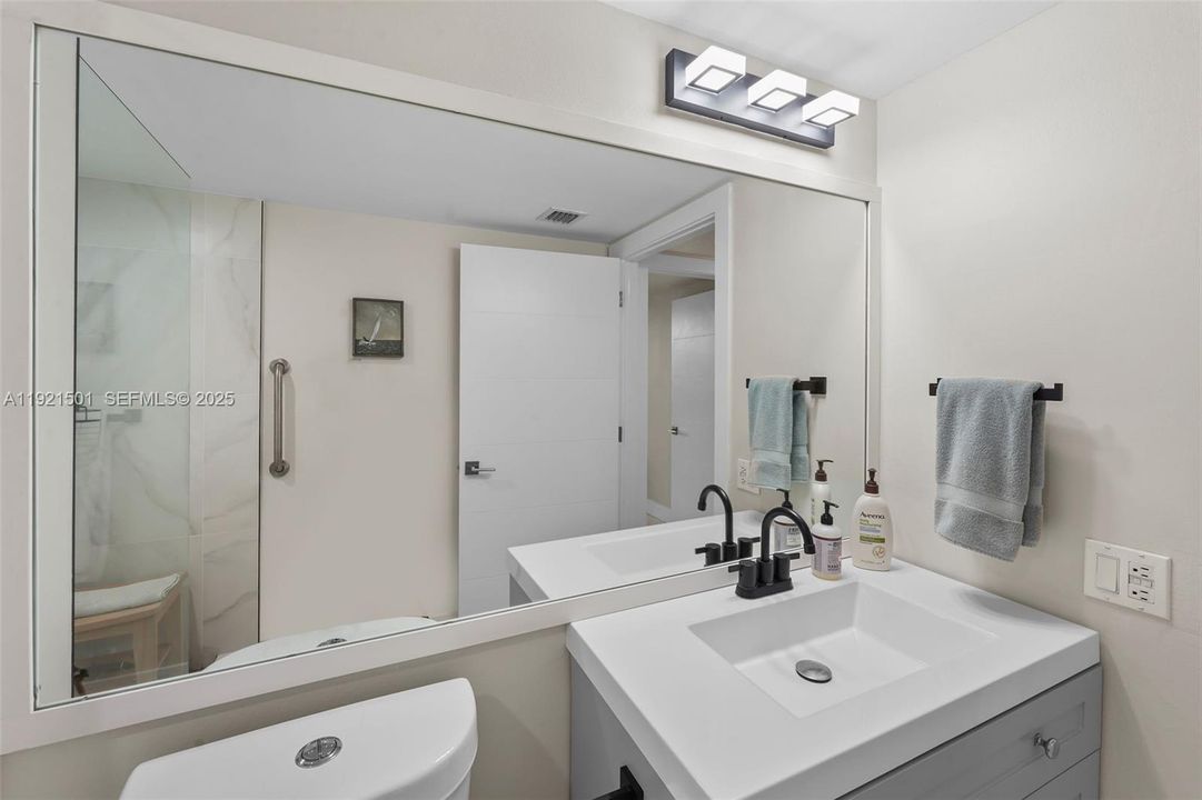 For Sale: $499,000 (1 beds, 1 baths, 746 Square Feet)